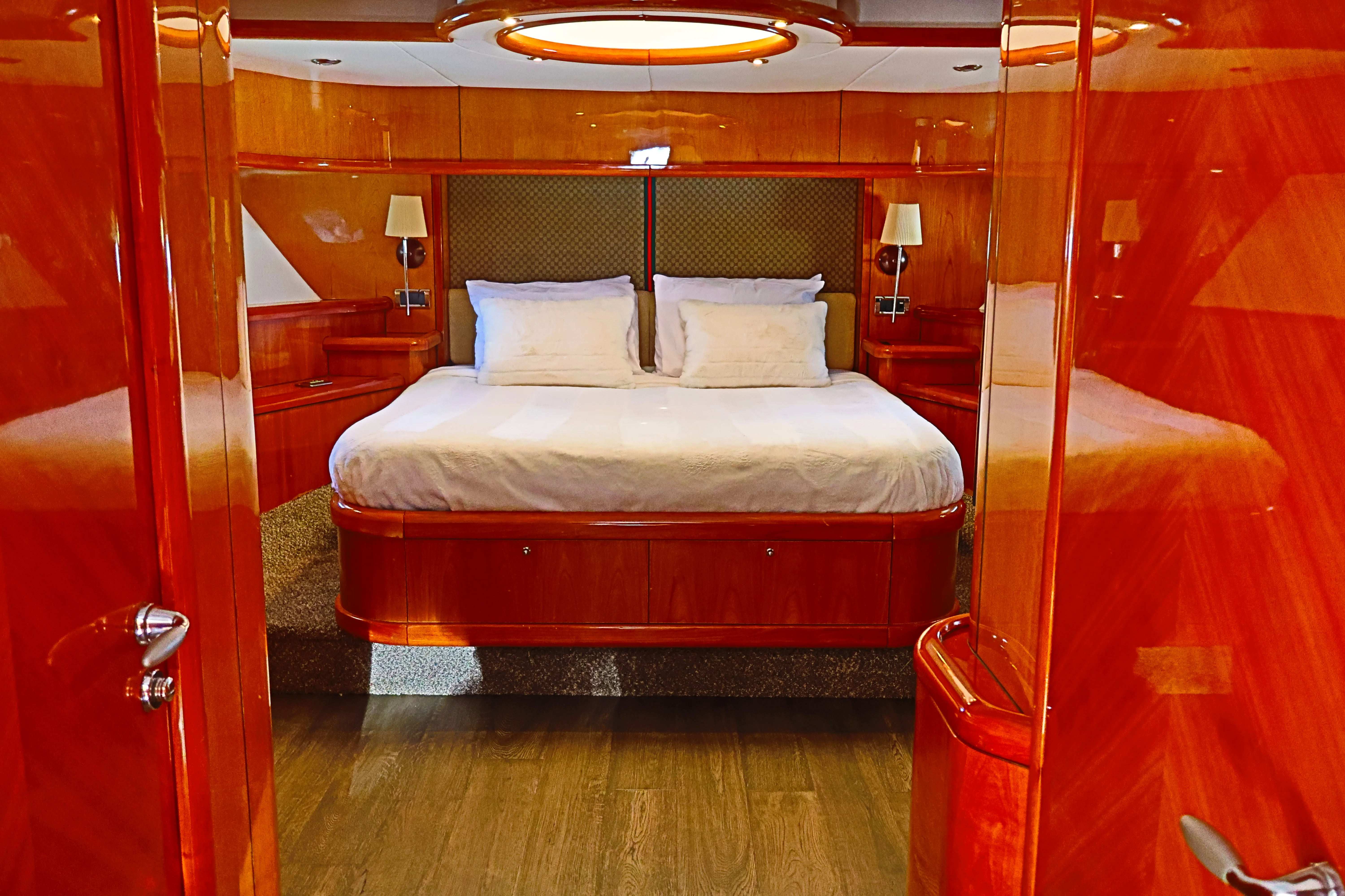 90ft Sunseeker Deep Blue luxury amenities